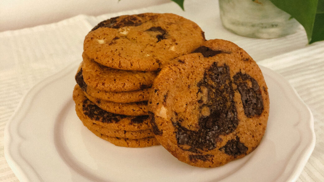 Cookies med mørk & hvid chokolade
